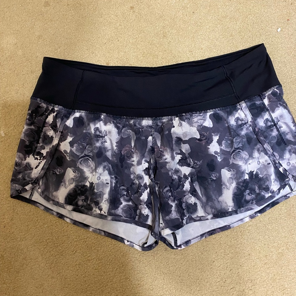 Lululemon Speed Short
Mini Obscurred Black Dusty Mauve / Black- size 10